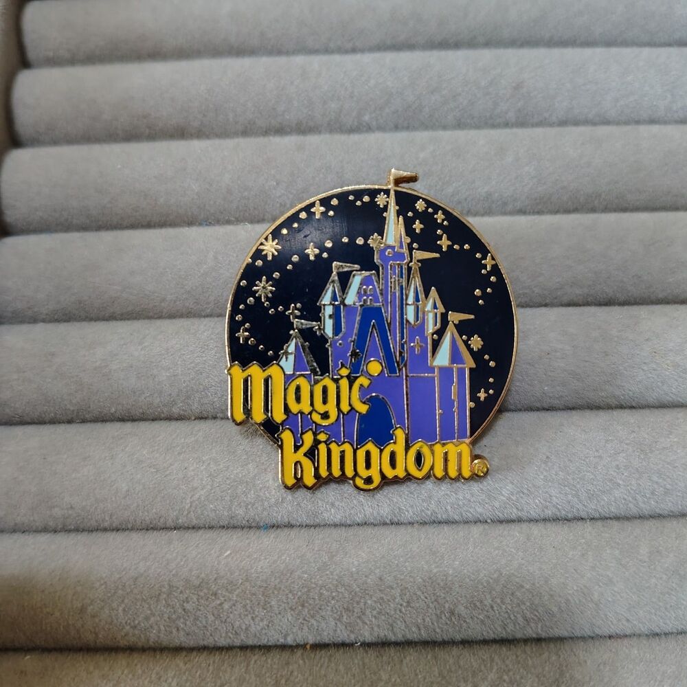 VTG Disney Pin Official Trading Theme Parks Logo Magic Kingdom Castle 2007
